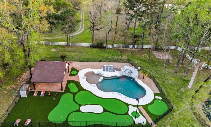 Magnolia Villa | The LUX at West Ln Event & Stay- Pool, Golf, Pickleball, Fire Pit, Gazebo & more
