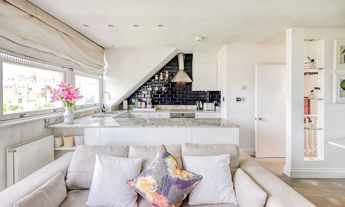 Little Venice Apartment | The Luxury 'Treehouse' One bed Little Venice- by Out of Office Lifestyle