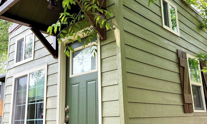 Lyons Resort | The Lyons Lodge – Boulder Charm & Mountain Views in a Tiny House Stay