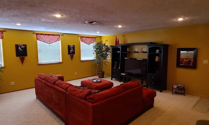 Fairbury Apartment | The Manhattan 2BR apartment in historical downtown