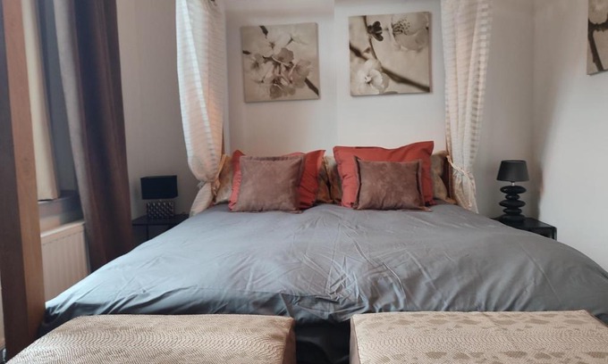 Jumet Apartment | The Manhattan Luxury suite