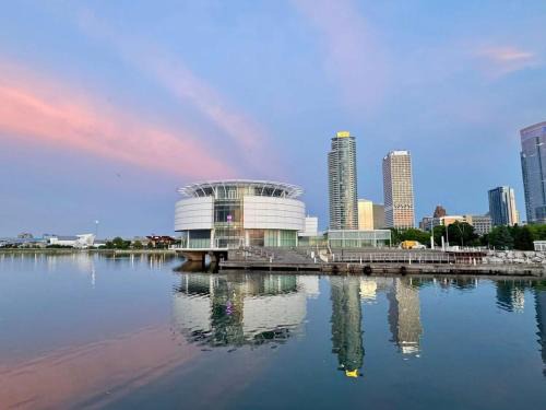 South Milwaukee House | The Milwaukee lakefront experience!