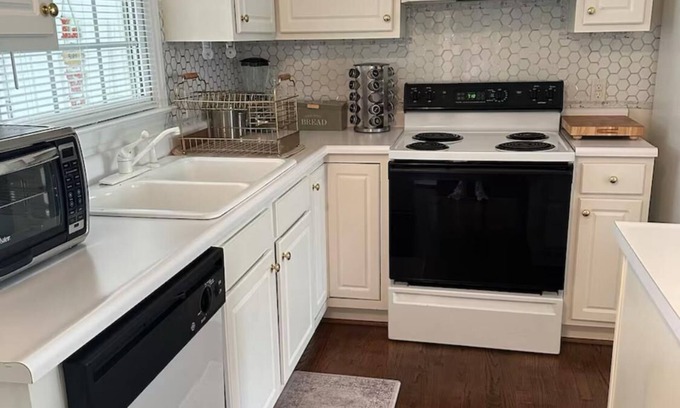 Terry Sanford Apartment | The Mirror Lake Suite: 1-bedroom apartment with WiFi, AC in lovely Fayetteville