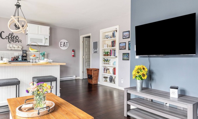 East Jordan Apartment | The Mitten Escape -Dogs Ok, Boyne/Schuss, Petoskey, Chrlevoix, Skiing