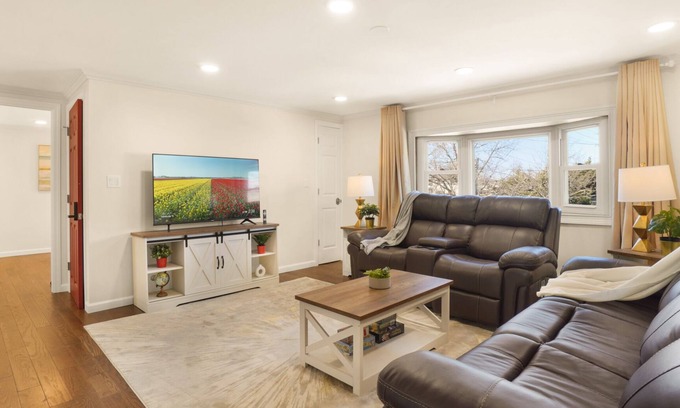 Valley Stream Apartment | The Mod Pad: 15 min from Airport: Free Parking