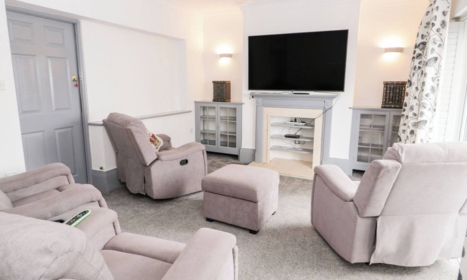Prestatyn Cottage | THE MOORES, pet friendly, with a garden in Prestatyn