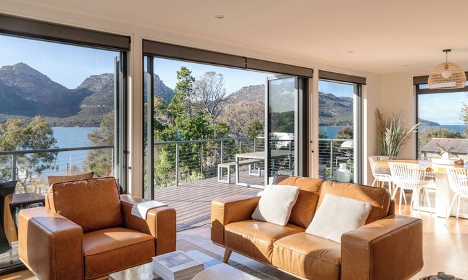 Coles Bay House | The Moorings at Freycinet. Beachfront. Panoramic Mountain Views. Free wifi.