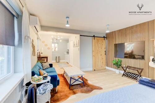 Downtown Memphis Apartment | The Moose #7 - Instaworthy Studio with Amazing Views, Free Parking & Heated King Bed