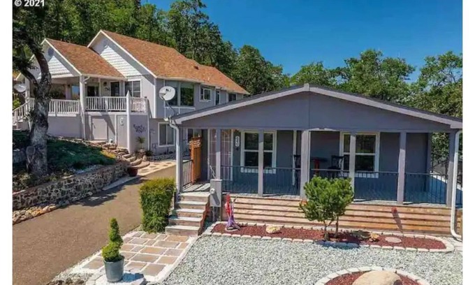 Roseburg House | The Nest, 2 Bedroom, 2 bath, with full kitchen