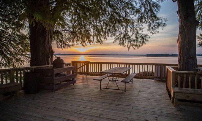 Samburg Cabin | The Nicest Place on Reelfoot Lake for a Group of Family or Friends
