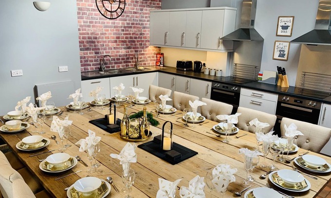 Flint Apartment | The North Wales Gathering - 9 Bedroom - EV Charging