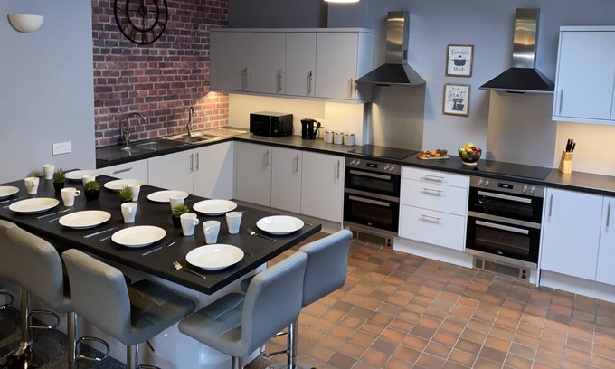 Flint Apartment | The North West Contractors Base - 9 Bedroom - EV Charging