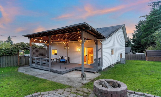Eastside House | The NorthWest Vibes 6bd/3ba w/GameRoom Covered String Light Deck w/BBQ&Firepit