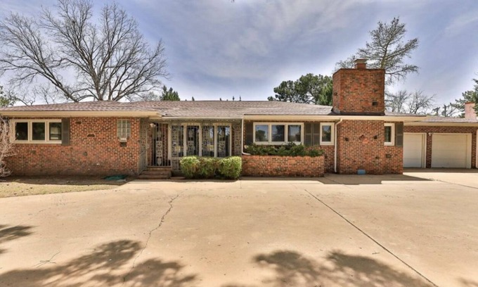 Tech Terrace House | The Oasis on 19th Street