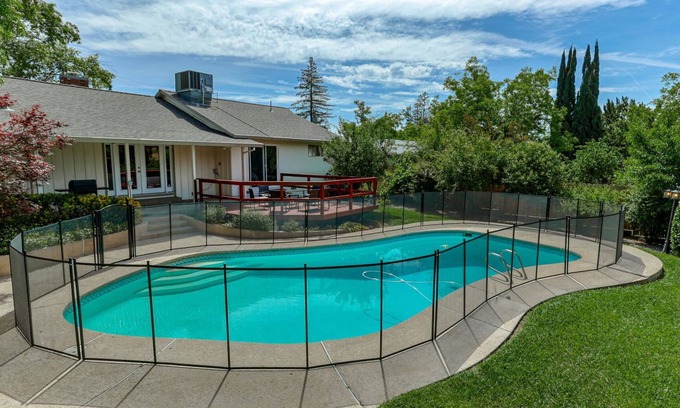 Greenwood House | The Olive Get-Away | Pool💦 Game Room🏓 & BBQ♨️
