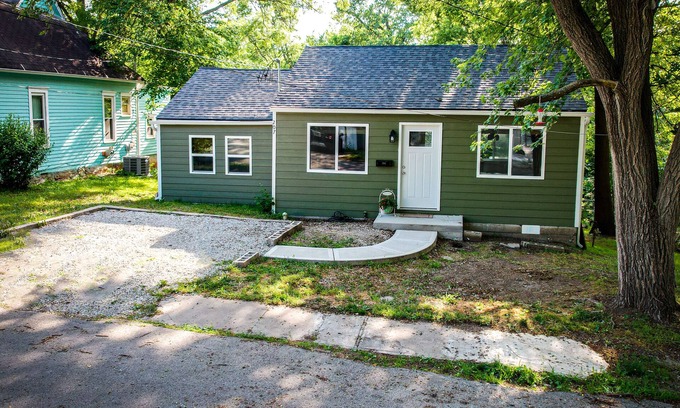 Clinton House | The Orchard House: Close to the Katy Trail, Truman Lake and Historic Downtown
