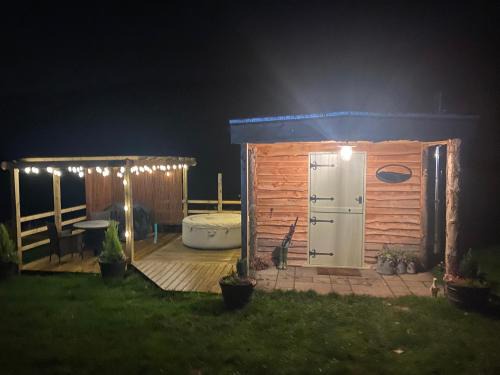 Pen-y-cae House | The original Sleeping Giant Lodge with hot tub & Alpacas