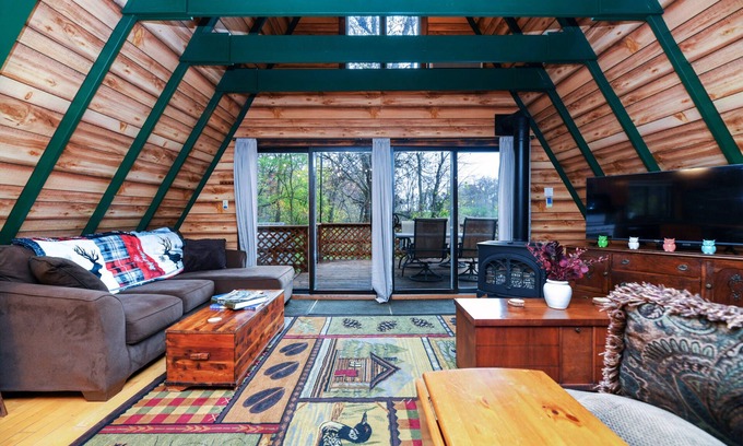 Pekin Cabin | The Owls Perch: Cabin w/Game Room & Pet Friendly