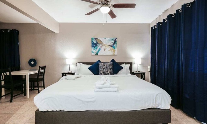 MacGregor Apartment | The Palm Flats 01! Zoo! Museums! Medical Center!