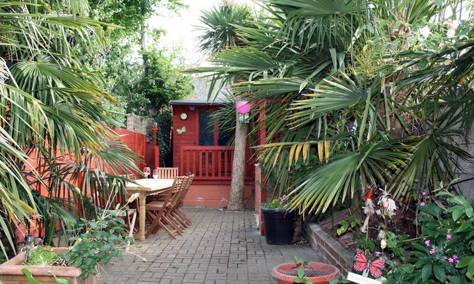 Taunton House | The Palms - a pleasant and spacious holiday home for 8 - 10.