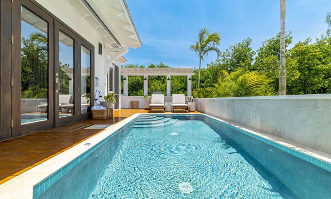San Pedro Apartment | The Palms and The Pool Club at Mahogany Bay