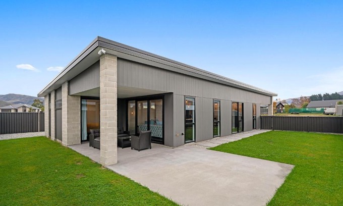 Lowburn House | The Paw - Cromwell Holiday Home