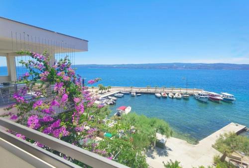 Duce Apartment | The penthouse apartment, first row by the sea, Beach House Ana