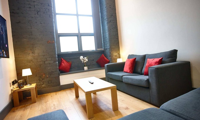Manchester Apartment | The Peridot Suite Sum