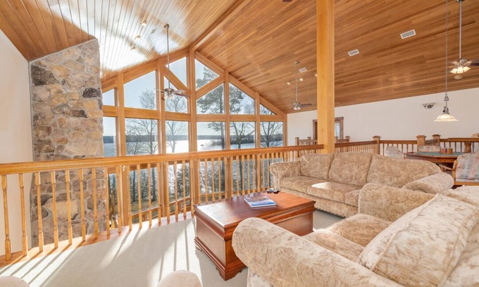 Bracey House | The Pinnacle | Spacious Waterfront Estate |3+ acres