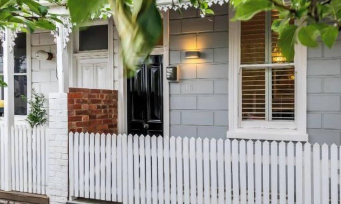 South Melbourne Apartment | The Place! On Clarendon Place. Position Perfect.