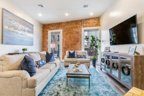 Central Business District Apartment | The Pontchartrain