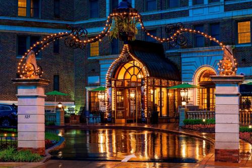 Country Club Plaza Area Hotel | The Raphael Hotel, Autograph Collection