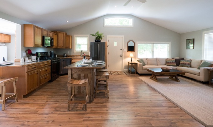 Woodfin Cottage | The Red Hen Cottage-Asheville-with Hot Tub and EV charger!