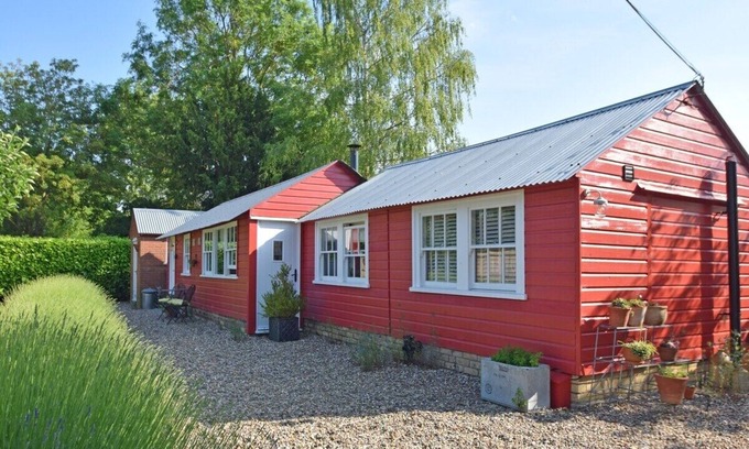 Hawstead House | The Red Shed small quiet home 3m Bury St Edmunds