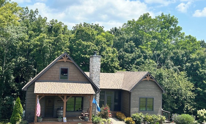 Lucas House | The Retreat at Eagles Landing. Cozy cabin in a beautiful and gated neighborhood,
