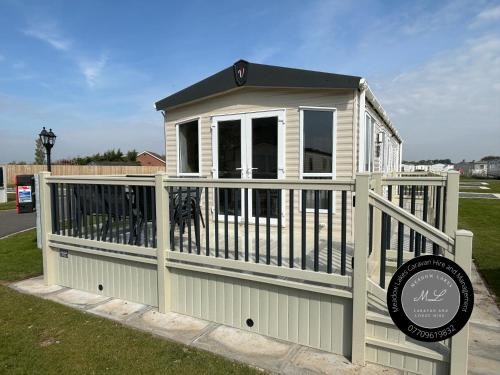Chapel Saint Leonards Apartment | The Retreat 38, pet friendly, WiFi, central heating, bed linen - Meadow Lakes Caravan & Lodge Hire