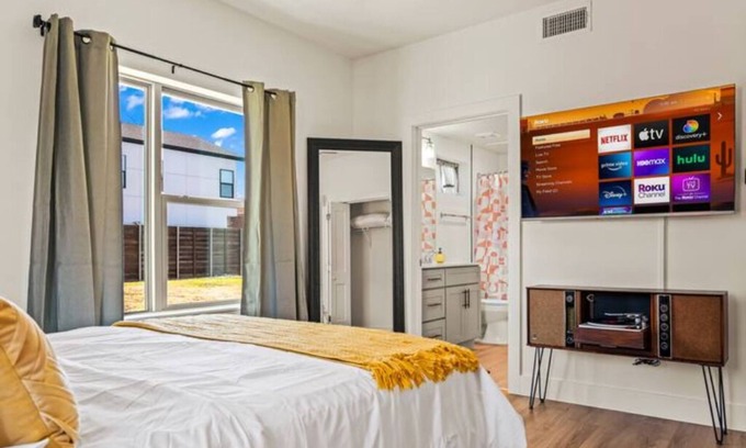 Cityplace Apartment | The Retro Room - 1BR - 2 Beds - 7 min DT & D Ellum