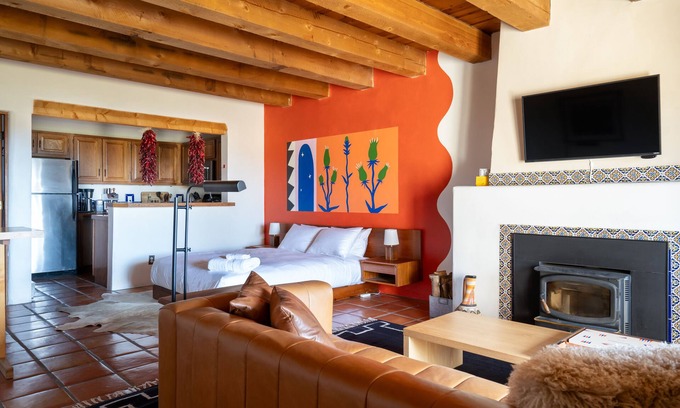 Arroyo Seco Apartment | The Ristra Studio - 15min to Ski Valley