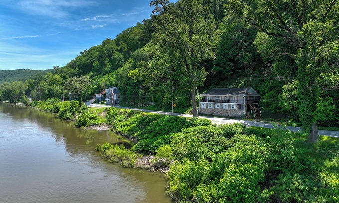 Salunga Cabin | "The Riverfront Serenity Lodge"