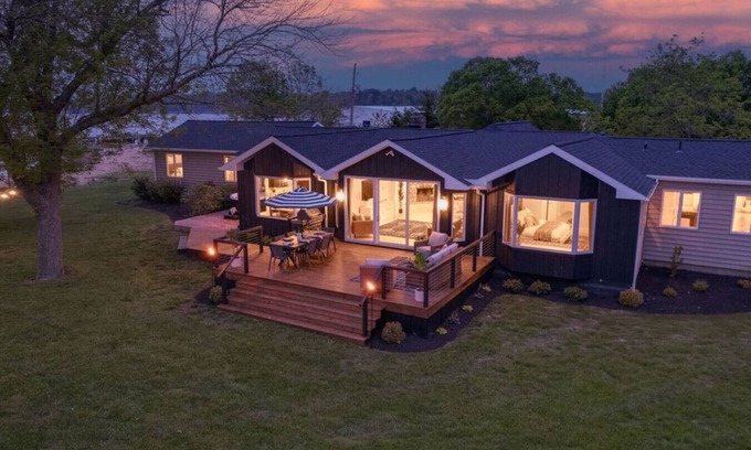 Lewisville House | The Riverside Couples Retreat
