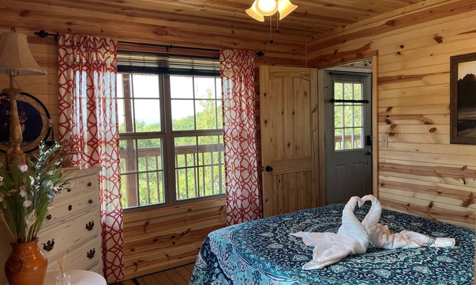 Clayton Cabin | The Romantic LOVE NEST mountain Log Cabin w/Lake view-5 minutes from the beach!