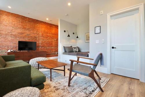 Old Town Alexandria Apartment | The Royal Suite at Prince Street Inn