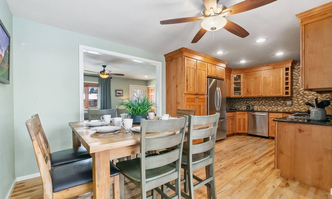 City Park House | The Rustic Retreat - Pet Friendly w/Fenced Yard