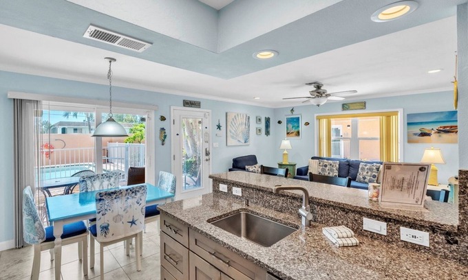 Holmes Beach House | The S 2a 1 Bedroom Villa by RedAwning