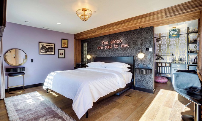 Newport House | The Salomé - ADA Accessible@ The Louie Boutique Motel, Walk to Everything! Dog Friendly!