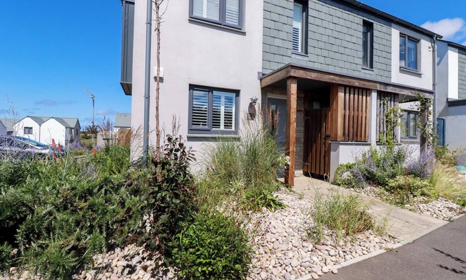 Crantock Cottage | THE SAND DUNES, family friendly, with a garden in Crantock