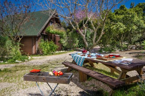 Har Halutz Ski Chalet | The Scandinavian Village-Teva BaHar