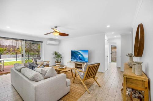 Castaways Beach House | The Seahaven ~ Family Home with Pool, Pet Friendly
