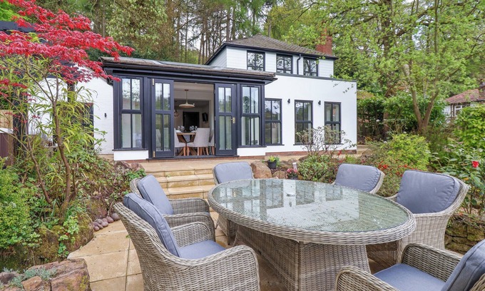 Horton House | THE SHEILING, pet friendly, luxury holiday cottage in Rudyard Lake
