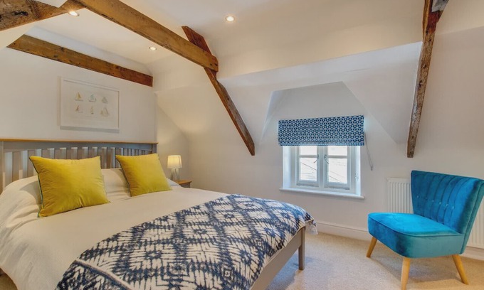 Dartmouth House | The Shell House - Two Bedroom House, Sleeps 4